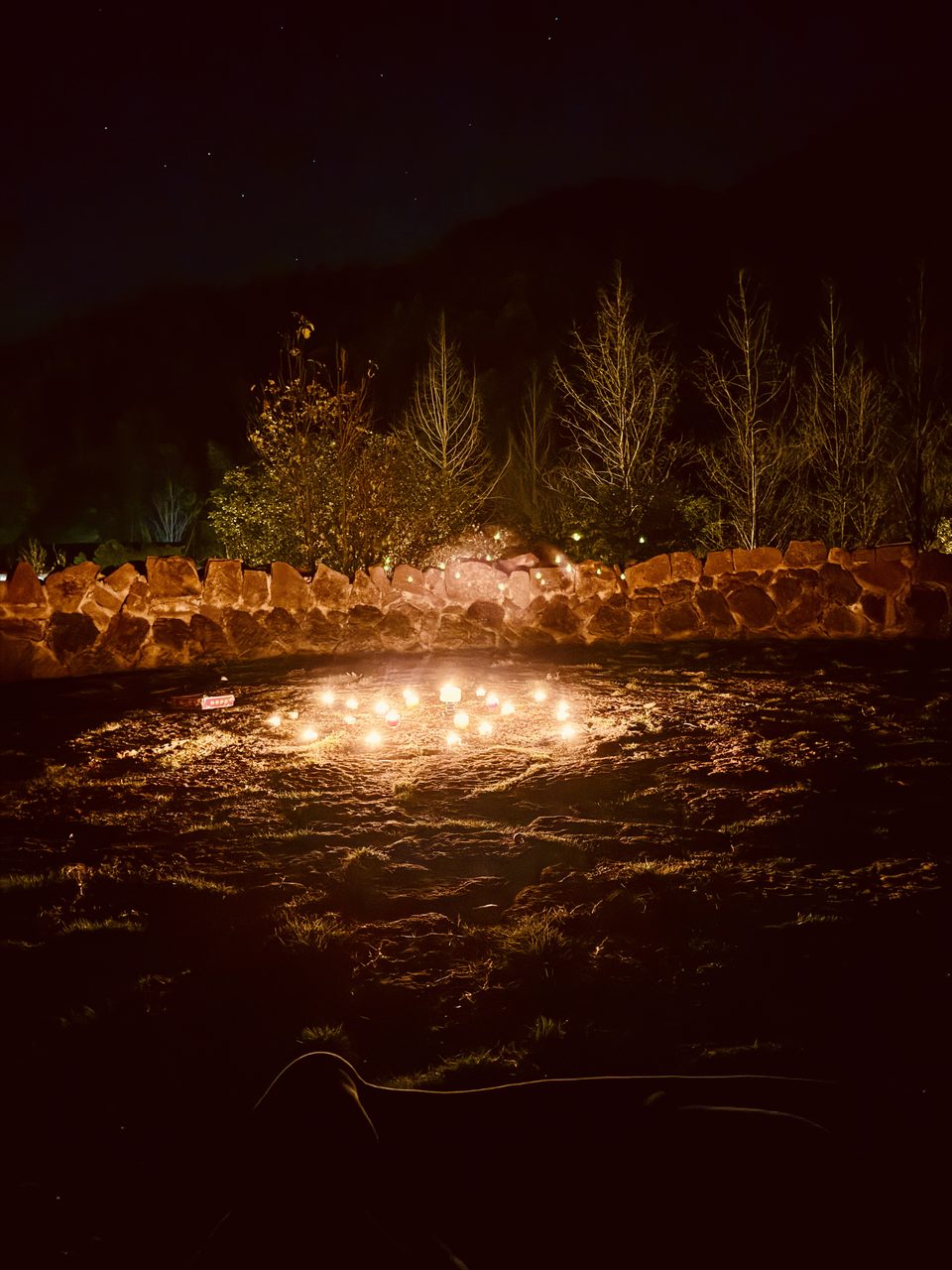 营地夜话：地面烛光氛围